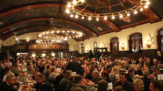 Mittendrin und voll dabei sind beim Maxiator Starkbierfest im Augustiner-Keller weniger die Poltiker, sonder nmehr die regelmässigen Gäste und Stammtisch-Belegschaften (©Foto. Martin Schmitz)